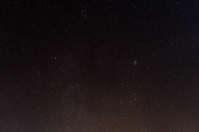 Illustration symbolique d'un ciel étoilé et de constellations zodiacales