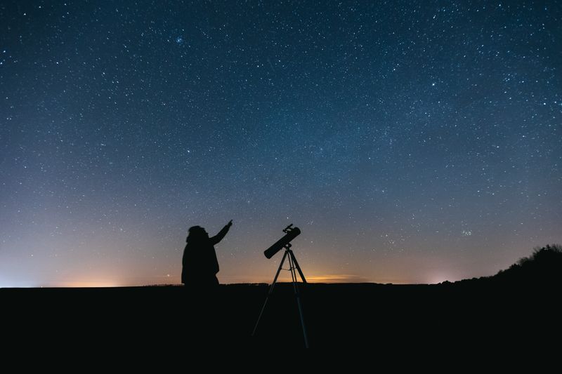 Cartes de tarot disposées sur une table, évoquant la tradition divinatoire